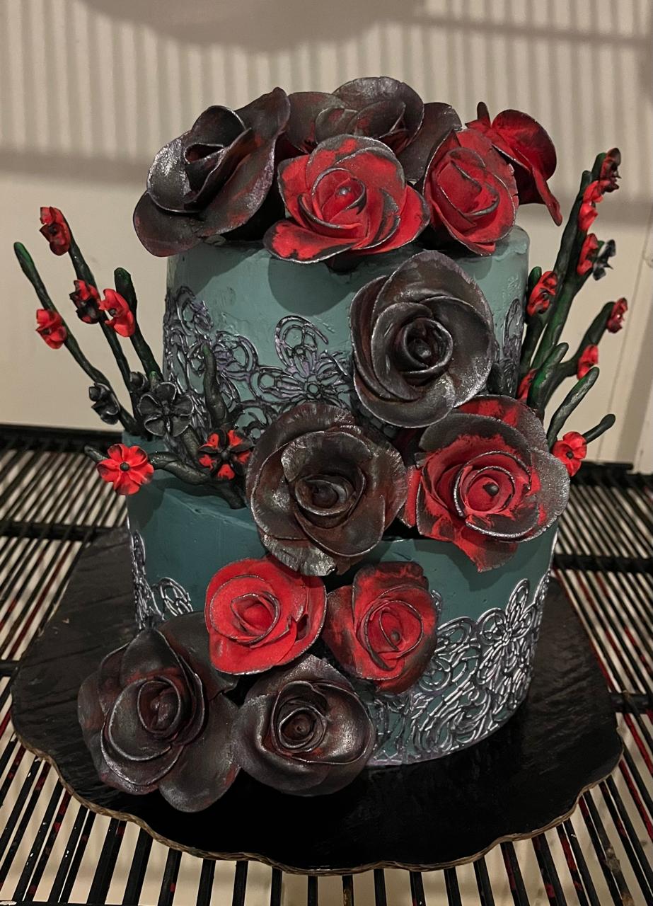 A cake with roses and fashioned as a top hat